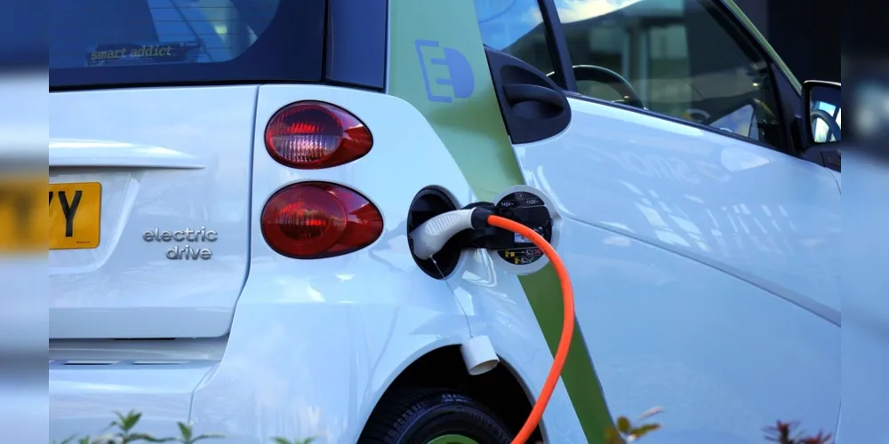 O objetivo é privilegiar veículos híbridos ou elétricos e zerar a emissão de carbono até 2050.