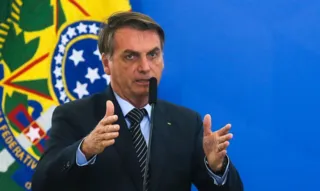 Bolsonaro disse que qualquer vacina precisa ter comprovação científica e ser aprovada pela Agência Nacional de Vigilância Sanitária (Anvisa) e que não fará isso "a toque de caixa".