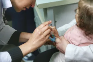 A vacinação contra a poliomielite é dirigida a crianças a partir de 12 meses a menores de 5 anos. 