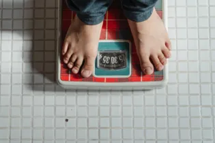 A pesquisa do IBGE detalha que a prevalência da obesidade feminina passou de 14,5% para 30,2% no período, enquanto a masculina aumentou de 9,6% para 22,8%. 