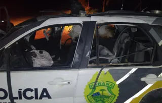 Policiais atendiam ocorrência de perturbação do sossego quando foram atacados com explosivo