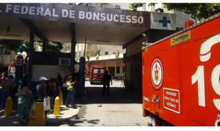 Bombeiros estão atuando no local com efetivos de quatro quartéis. Também há ambulâncias para o caso de remoção de pacientes.