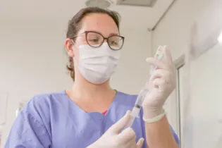 Conheça a rotina da técnica de enfermagem Ana Flávia Fillus, uma heroína que manter o bom humor mesmo com suas jornadas de 12 horas por dia