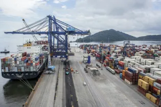 Nos últimos dois meses, o Terminal de Contêineres de Paranaguá recebeu cinco embarcações com capacidade para carregar quase 12 mil unidades de contêineres