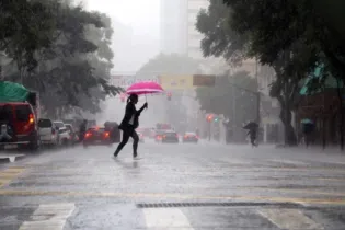 Chuva desta quarta já passa dos 40 mm e Simepar prevê mais água nas próximas horas em Curitiba