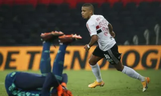 No início do jogo, mesmo com o Flamengo tentando forçar a marcação, quem teve a melhor chance foi o dono da casa. 