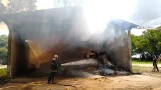 Imagem ilustrativa da imagem Incêndio em barracão mobiliza Corpo de Bombeiros