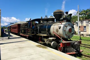 Principal atrativo do passeio é a Maria Fumaça Mogul 11, que foi fabricada em 1884 e é a mais antiga locomotiva a vapor em operação regular no Brasil.