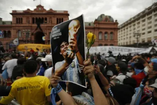 Corpo do ídolo argentino está sendo velado na Casa Rosada, sede da presidência, em Buenos Aires
