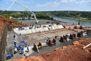 Com quase 40% das obras concluídas, a Ponte da Integração Brasil-Paraguai, no Rio Paraná, vai desafogar o trânsito na Ponte da Amizade.