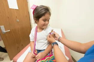 O grupo das crianças com um ano de idade obteve a melhor cobertura vacinal, com 551 doses aplicadas, atingindo 112,68% de seu público. 