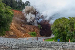 Detonações de rochas possibilitaram avanço da duplicação em diversas frentes pelo Paraná | 