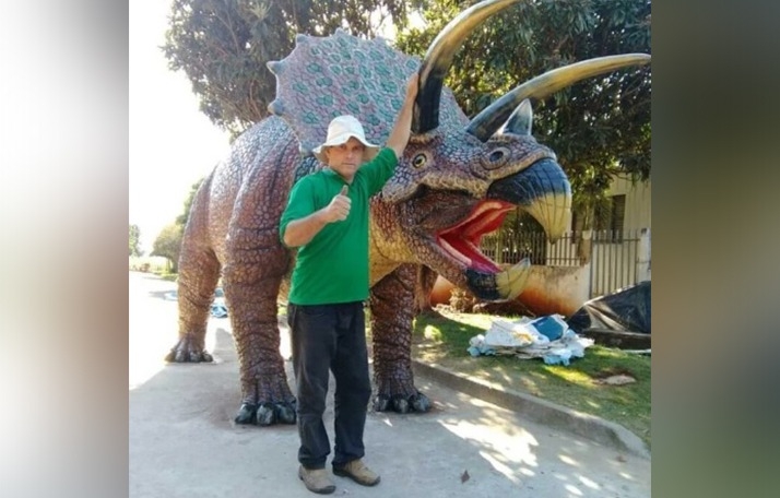 Escultor da região produz dinossauros gigantes no quintal de casa - GMC  Online