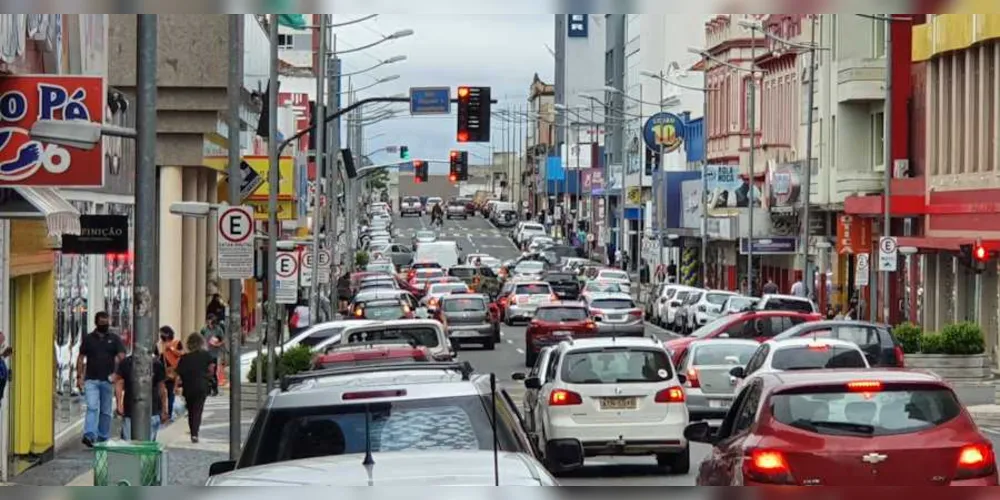 Ruas de comércio tem fluxo de veículos elevado e raras vagas de estacionamento
