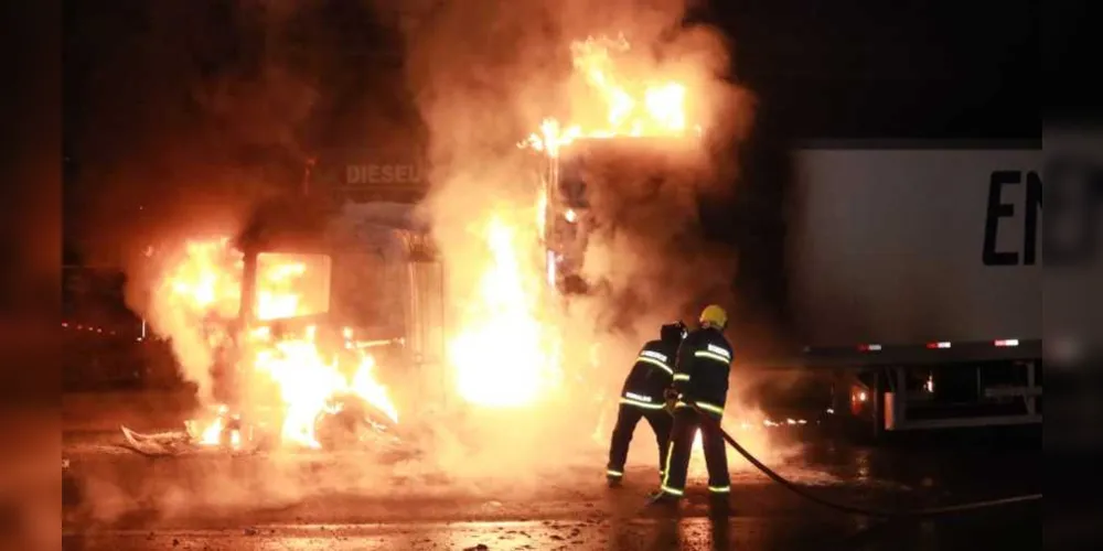 A origem do fogo foi no motor, logo que as chamas iniciaram o condutor parou o veículo