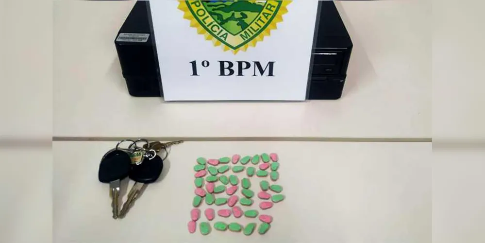 Na mesma casa onde o carro foi apreendido, policiais encontraram 50 comprimidos de ecstasy