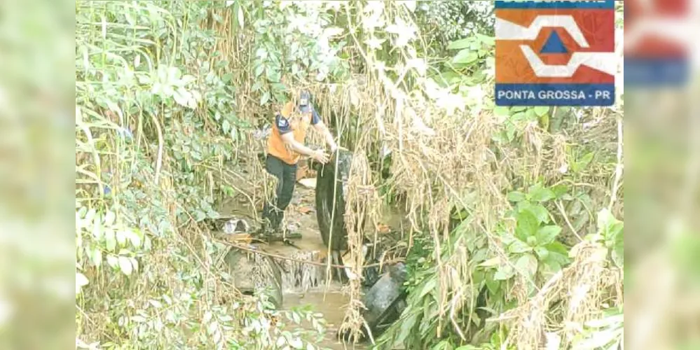 Imagem ilustrativa da imagem Defesa Civil lidera mutirão para limpar arroio em Olarias