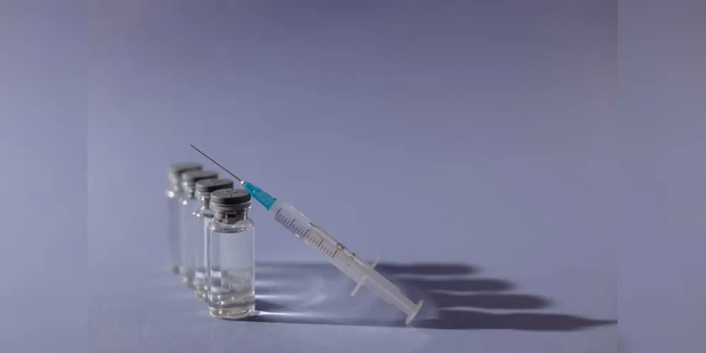 Uma dose extra que, até agora, em muitos países não estava sendo usada em cada frasco da vacina por não haver indicação clara para a sua utilização. 