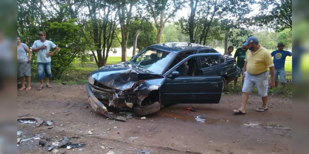 Motorista de um Chevrolet Montana tentou evitar uma colisão com outro carro, mas atingiu frontalmente Volkswagen Logus