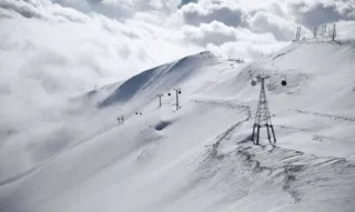 Teerã fica no sopé da cordilheira Alborz, que possui várias estações de esqui. A neve e os ventos fortes em várias partes do país fecharam muitas estradas