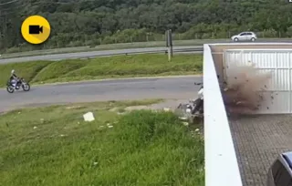 Imagem ilustrativa da imagem Moto bate em muro e piloto fica em estado grave; vídeo