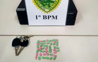 Na mesma casa onde o carro foi apreendido, policiais encontraram 50 comprimidos de ecstasy