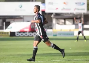 Oportunista, Ricardo Bueno marcou o gol de empate do Operário contra o Vitória