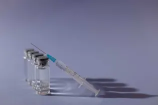 Uma dose extra que, até agora, em muitos países não estava sendo usada em cada frasco da vacina por não haver indicação clara para a sua utilização. 