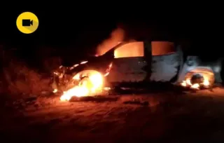 Imagem ilustrativa da imagem Caminhonete é incendiada após capotar perto do São Jorge