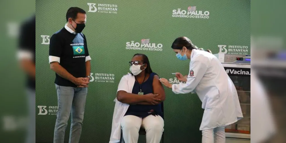 A enfermeira Mônica Calazans, 54, é a primeira brasileira imunizada com a vacina do Butantan
