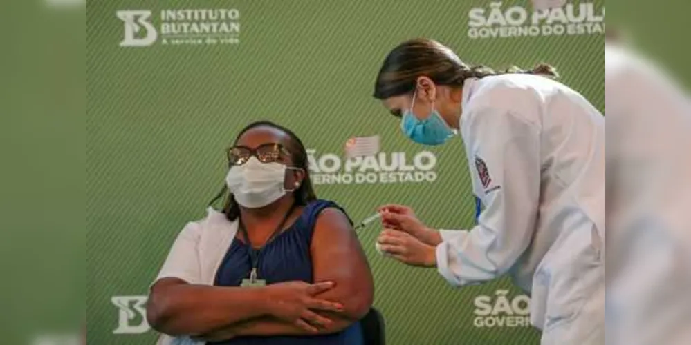Enfermeira Mônica Calazans foi a primeira brasileira a receber a vacina contra covid-19 no país