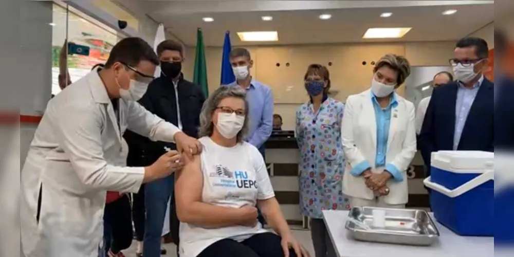 O momento histórico teve Terezinha Pelinski da Silveira com a primeira pessoa vacinada na cidade