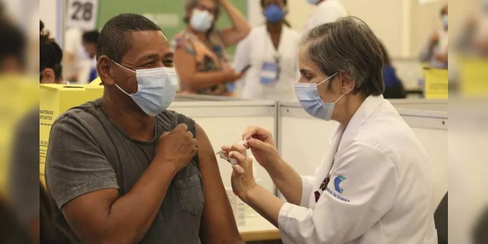 Nesta terça-feira, o Ministério da Saúde concluiu a distribuição da vacina contra covid-19 para todo o Brasil e vários estados já iniciaram a vacinação.
