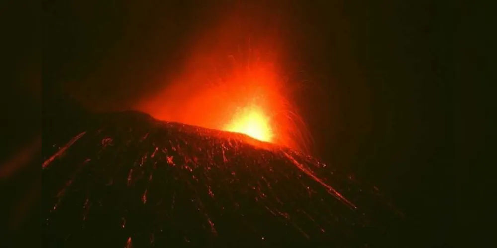 As explosões vulcânicas expeliram rochas e lava colorindo o céu, transformando-se num espetáculo para a lente dos apreciadores de vulcões.
