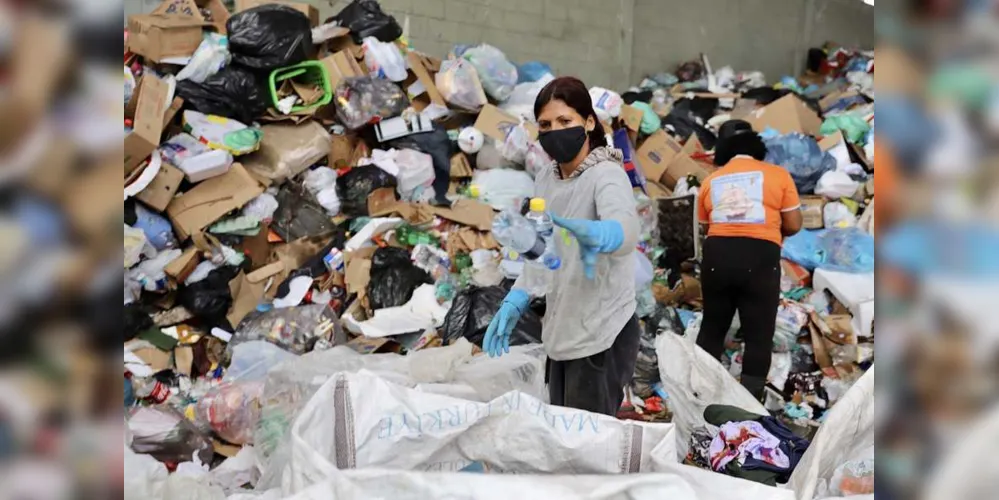 Quem recebe o lixo reciclável produzido no Porto de Paranaguá é a Associação de Catadores de Material Reciclável da Vila Santa Maria (Assepar).