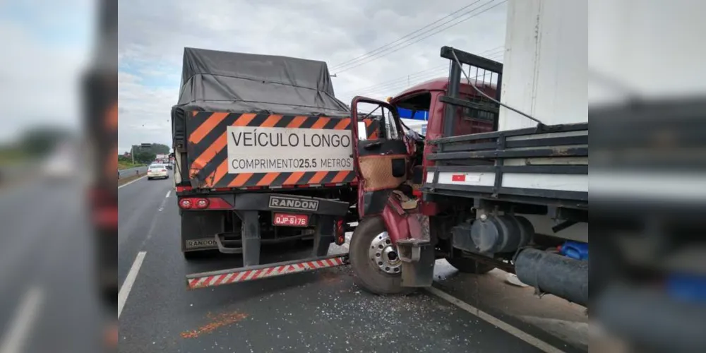 Imagem ilustrativa da imagem Acidente envolve dois caminhões na Souza Naves