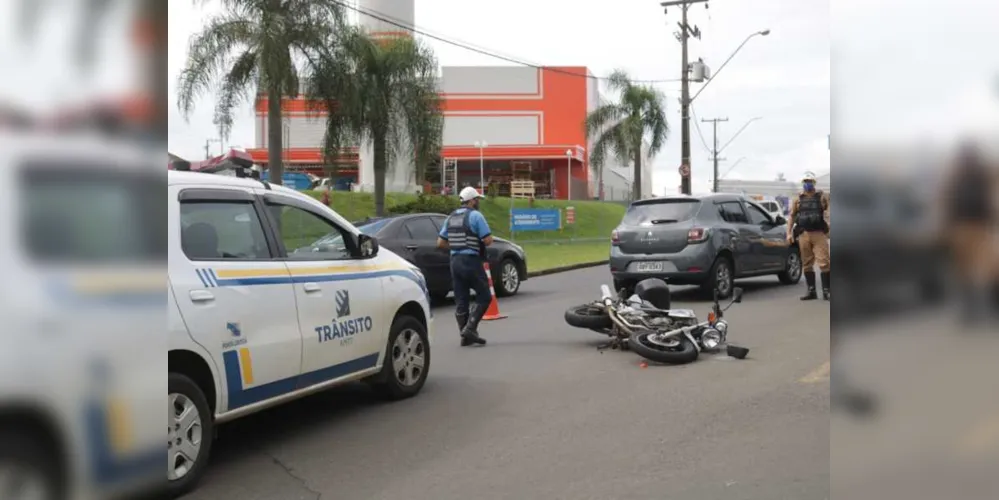 Batida aconteceu na manhã desta terça e deixou motociclista com lesões moderadas
