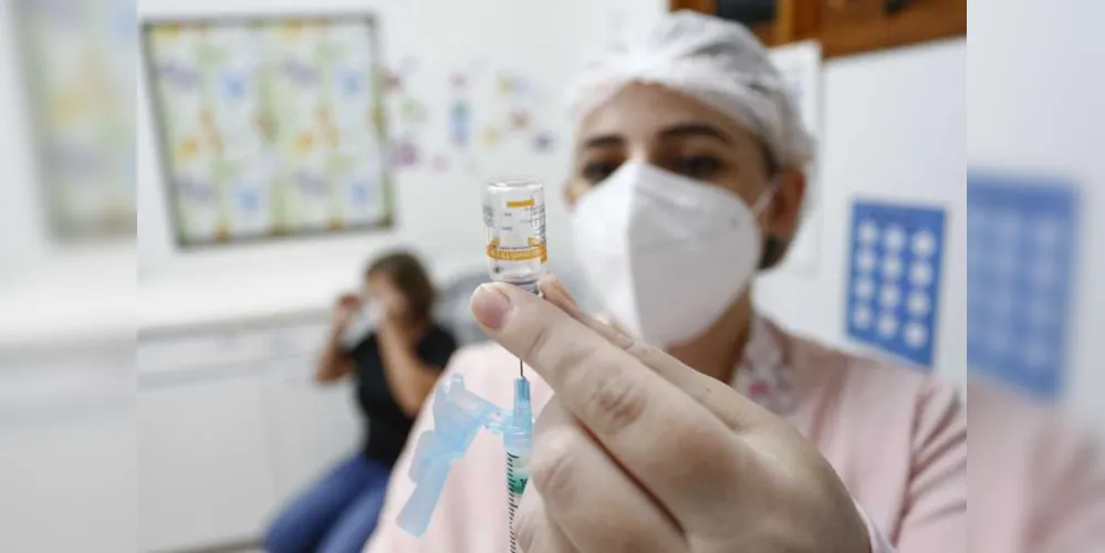 Imagem ilustrativa da imagem Imunização contra a Covid-19 alcança 99,9 mil paranaenses