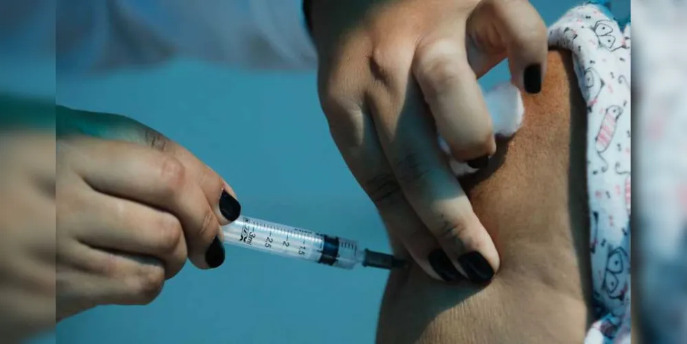 Chegada do lote do ingrediente farmacêutico na última sexta-feira deve impulsionar a produção de vacinas contra covid-19 no Brasil