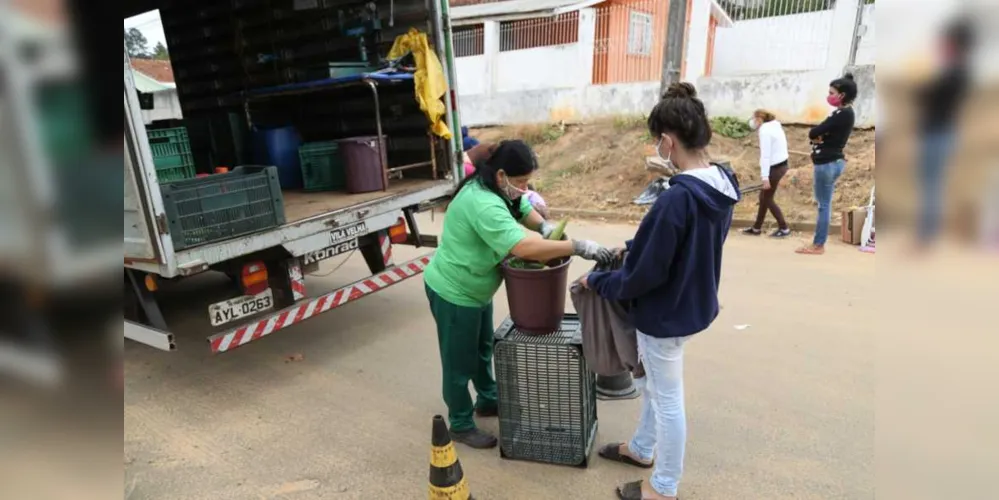 Programa do governo municipal garante alimento para a população e fonte de renda para os recicladores