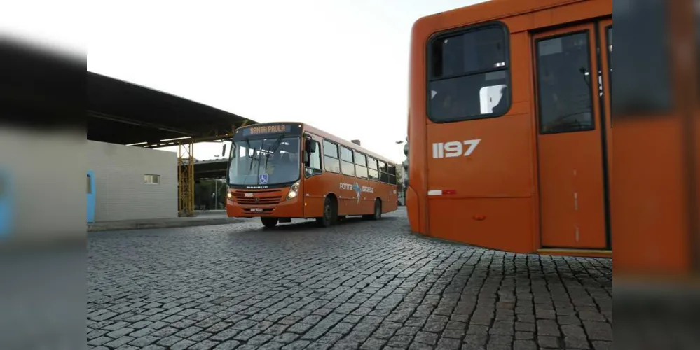 Após decreto municipal, ônibus estão operando em horário de domingo na cidade