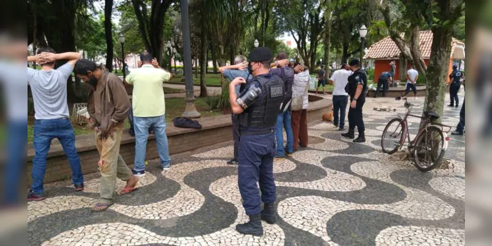 No início da tarde desta quarta-feira (3), autoridades realizaram algumas abordagens na Praça Barão do Rio Branco