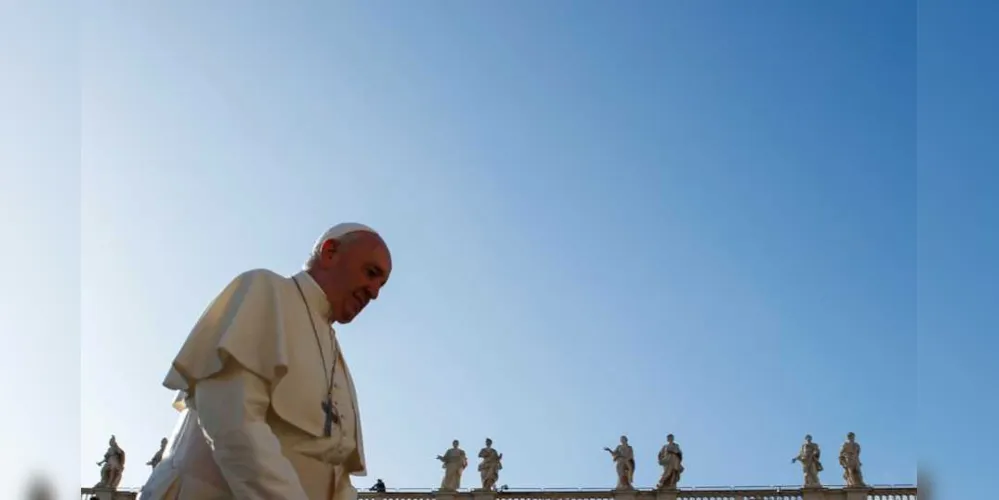 Na visita de quatro dias, o papa se apresenta como "peregrino da paz"