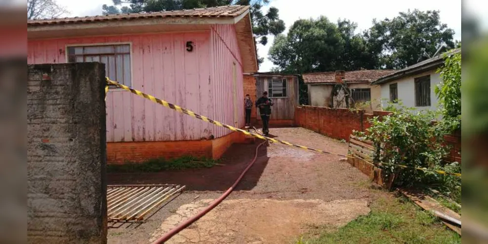 Residência que pegou fogo está localizada atrás de outra casa, no Jardim Conceição
