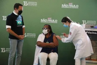 A enfermeira Mônica Calazans, 54, é a primeira brasileira imunizada com a vacina do Butantan