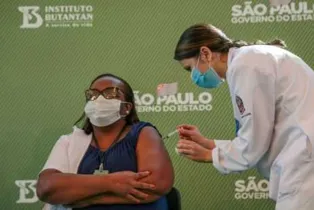 Enfermeira Mônica Calazans foi a primeira brasileira a receber a vacina contra covid-19 no país