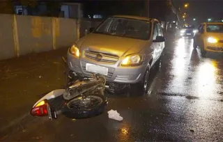 Chovia forte no momento do acidente, o que pode ter contribuído para a batida entre os veículos