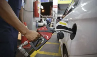 Na comparação com a primeira quinzena de dezembro, a gasolina teve um aumento de 2,18% em um mês. 