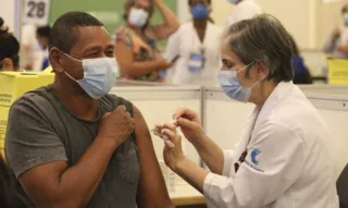 Nesta terça-feira, o Ministério da Saúde concluiu a distribuição da vacina contra covid-19 para todo o Brasil e vários estados já iniciaram a vacinação.