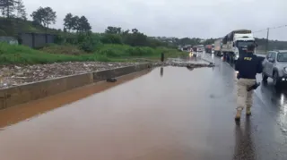 Nível do rio subiu rapidamente e alagou uma das pistas no sentido Curitiba-Ponta Grossa